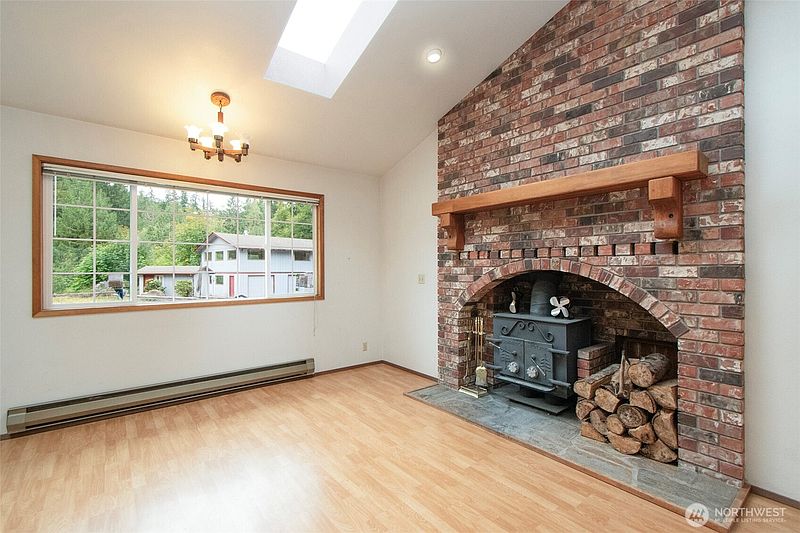 5th image of 572 Dodger Lane