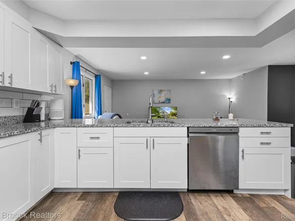 27216 Shiawassee Rd, Southfield, MI 48033