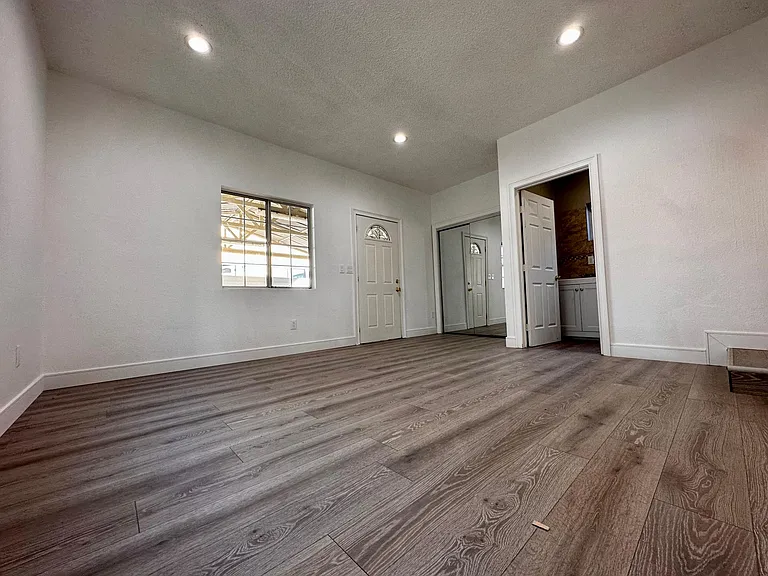 6742 Radford Ave — Photo 9