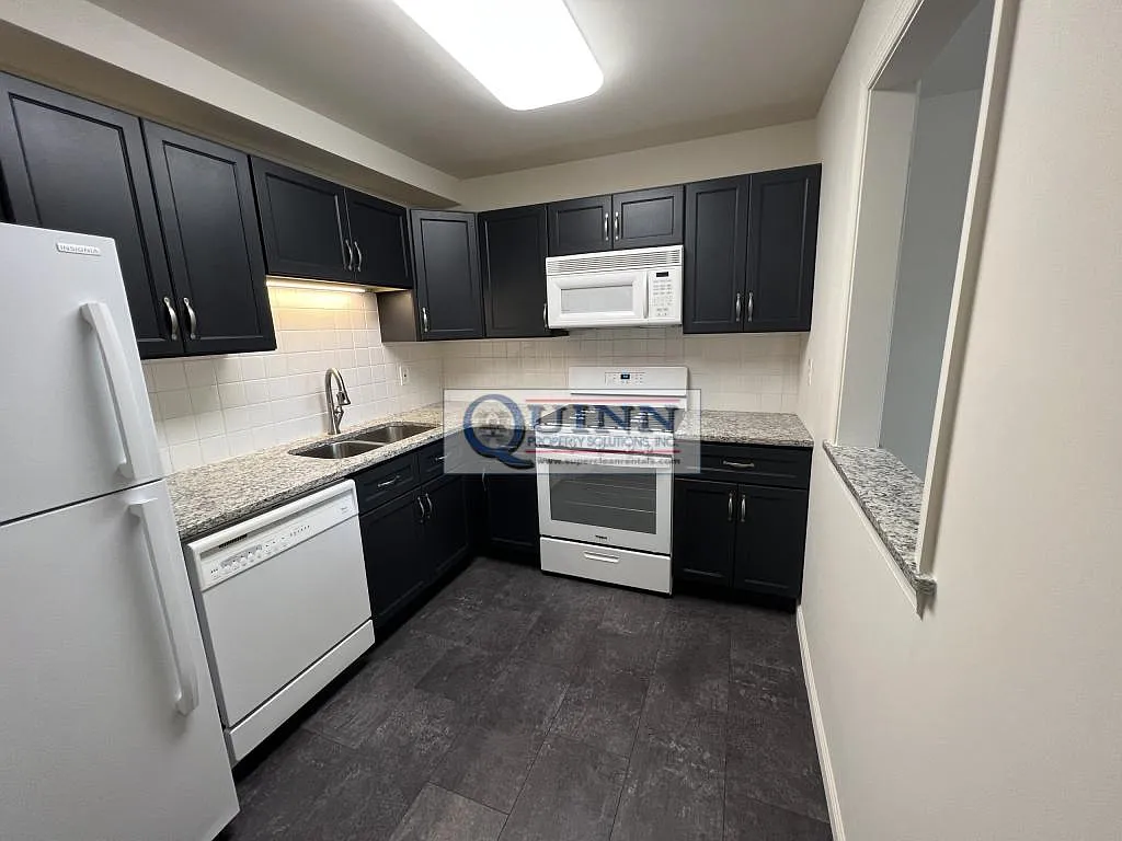 125 E Village Road — Photo 3