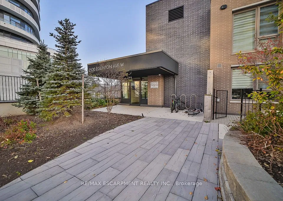 2530 Eglinton Ave W #102
