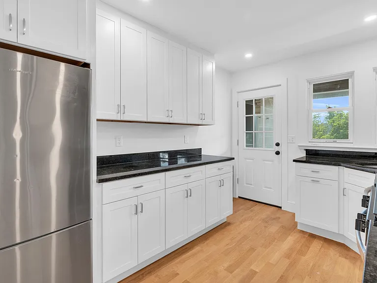 949 Hancock St #4 — Photo 16
