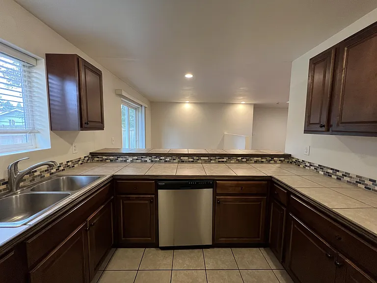103 E Grand St — Photo 14