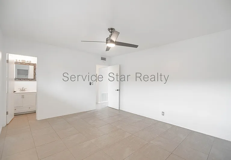 102 W Maryland Ave #D2 — Photo 16
