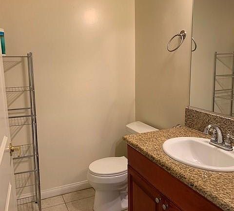 4th image of 2663 Montrose Ave #102