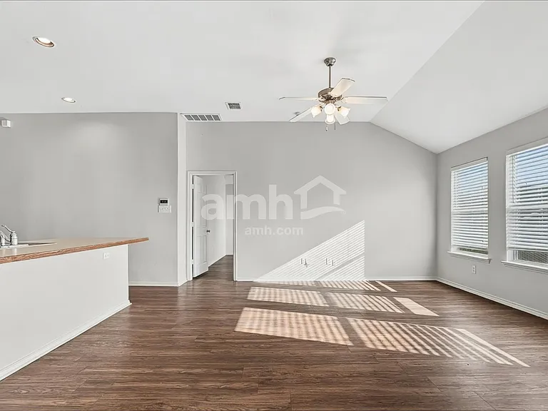 525 Drift St — Photo 6