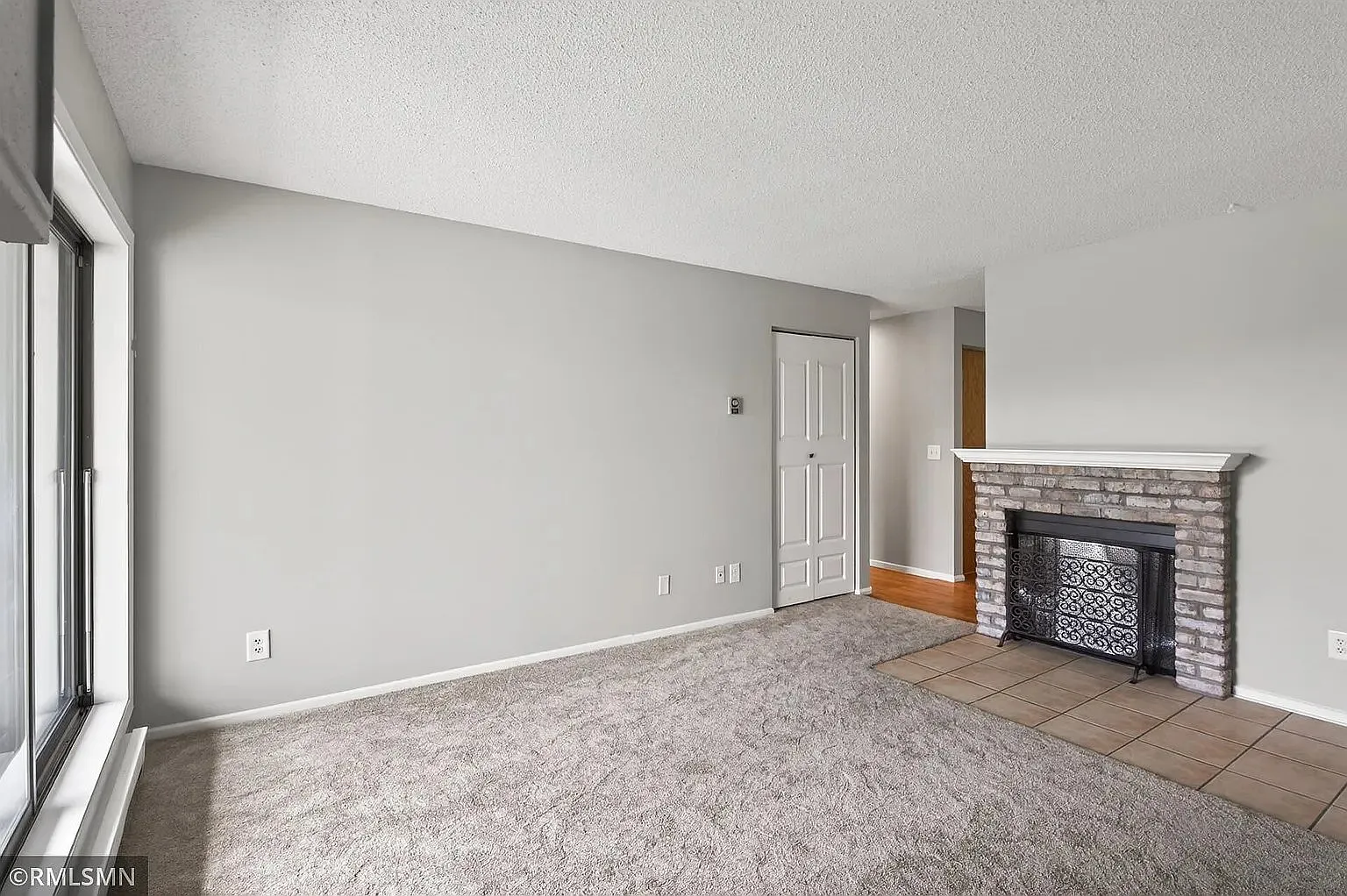 Chic 1 Bed 1 Bath Condo in St. Louis Park - $1275/mo — Photo 2