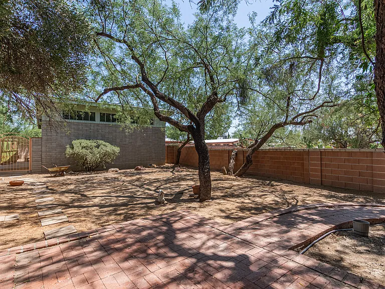 SECOND YARD THAT LEADS TO THE DETACHED GARAGE AND ALSO LEADS TO THE SIDE PATIO OFF THE PRIMARY SUITE