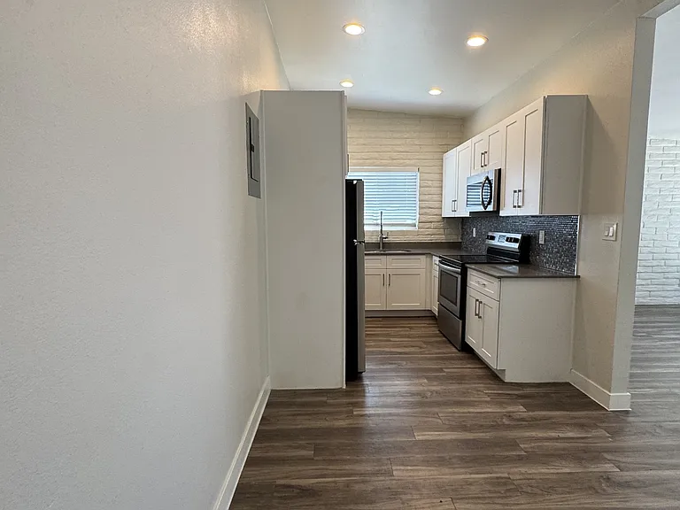 1545 W Colter St — Photo 32