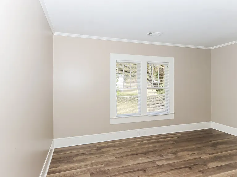 1350006_018_living_room_13187345.jpg