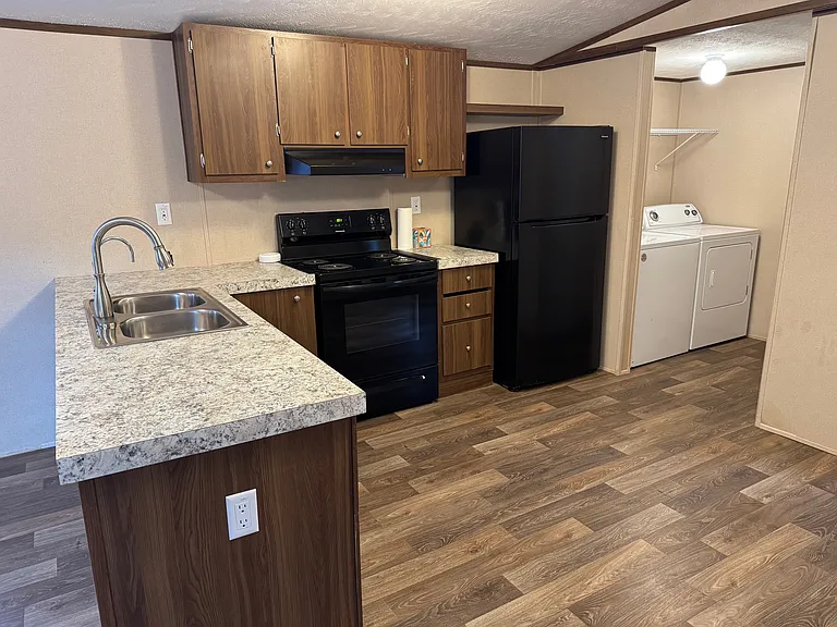 2508 Elm Dr — Photo 3