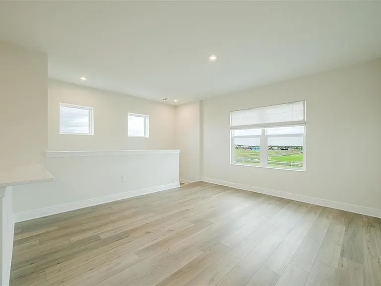 7910 Lake Flores Ave — Photo 8