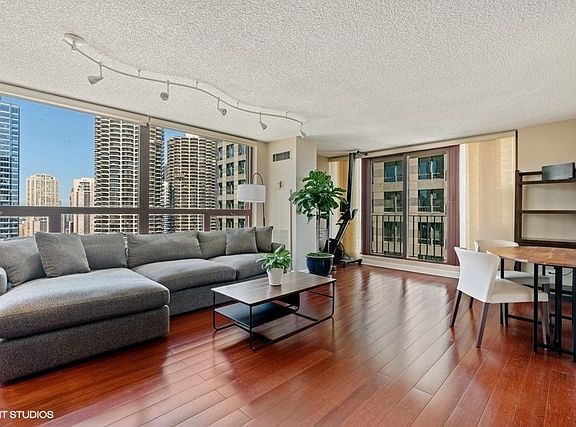 2nd image of 200 N Dearborn St Unit 3706