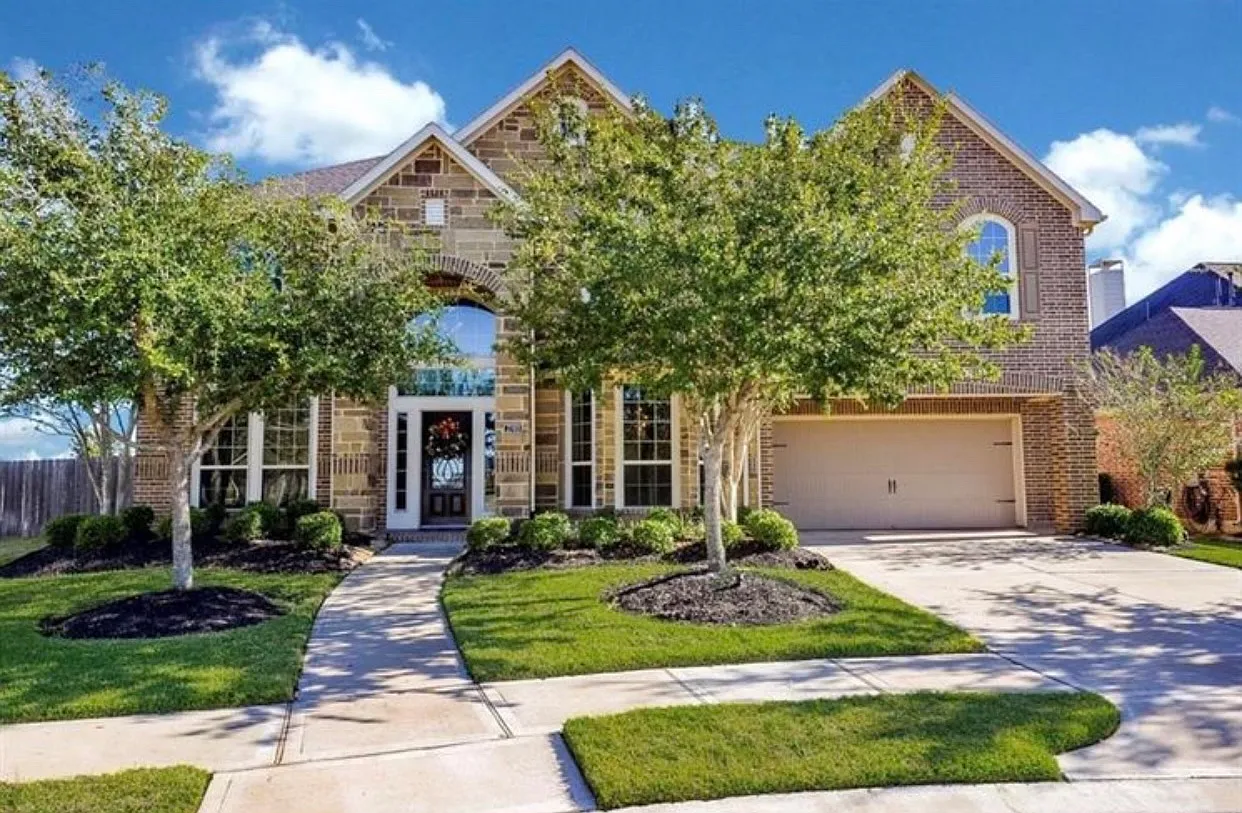 5 bed, 4.5 bath, 4241 sqft, $4,990 — Photo 2
