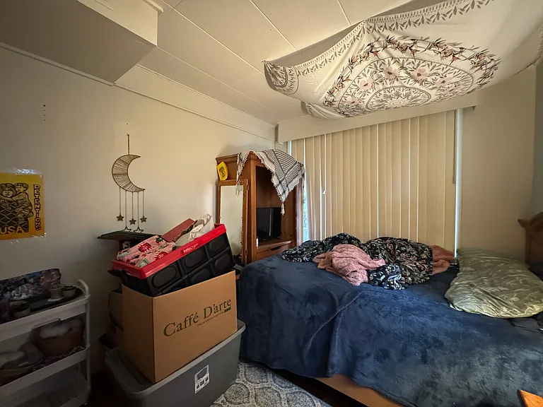 5 Bed 1.5 Bath in Fairhaven Close to Everything On a Bus Line — Photo 16