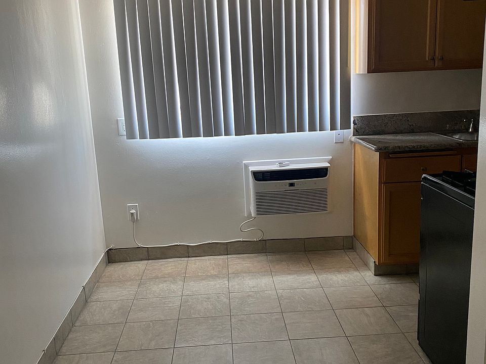 dinning room with air condtioner
