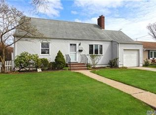 1673 Amsterdam Ave, Merrick, NY 11566