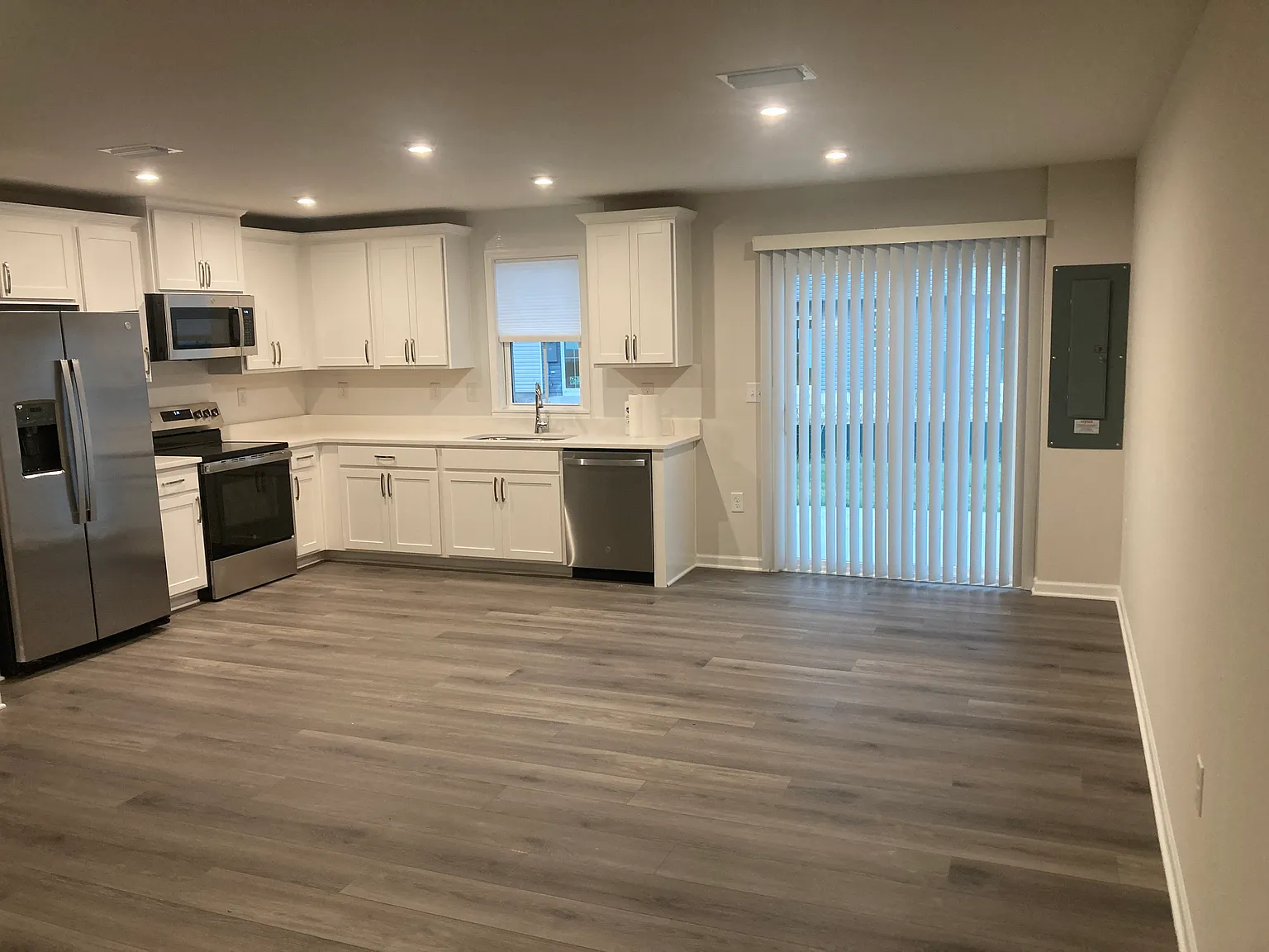 3 bed, 2.5 bath, 1442 sqft, $2,100 — Photo 2