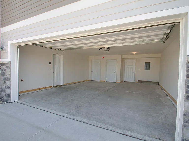 260 SE Waco Pl — Photo 14