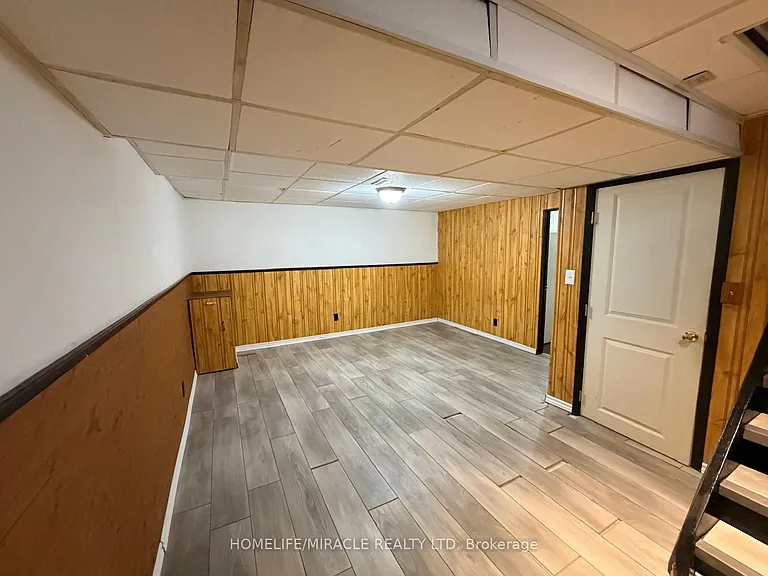 1391 Fenelon Cres — Photo 22