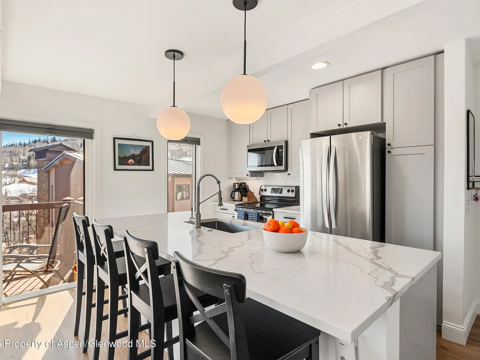 2 bed, 2.0 bath, 916 sqft, $6,500 — Photo 3