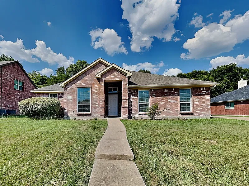 4 bed, 2.0 bath, 2131 sqft, $2,350 — Photo 1