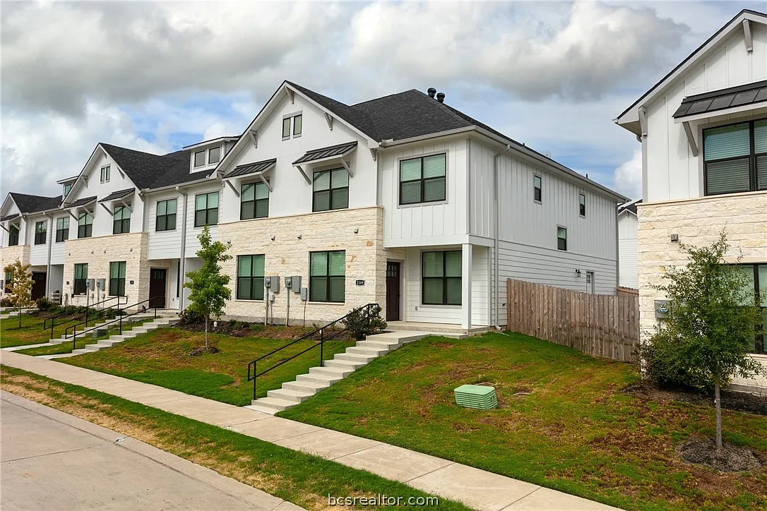 4 bed, 4.5 bath, 1864 sqft, $2,200 — Photo 1