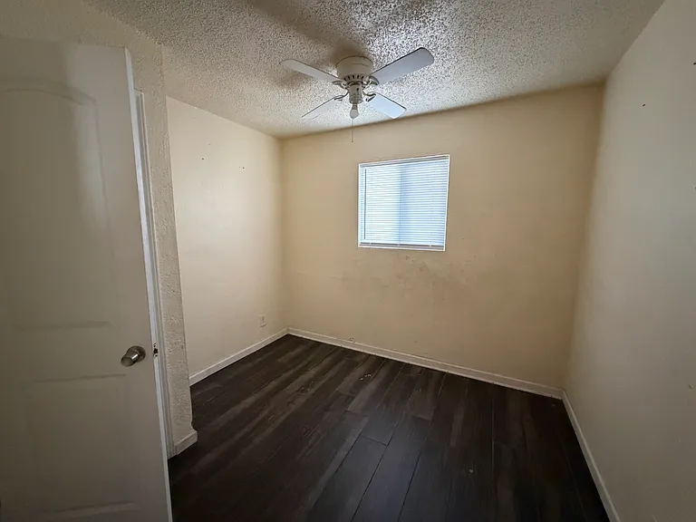 921 W Houston Ave — Photo 14