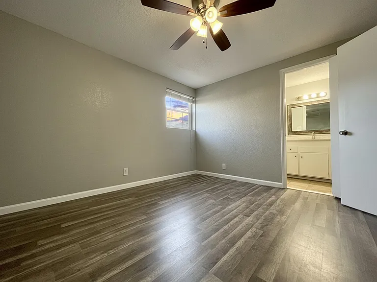 410 E 6th St #5 — Photo 17