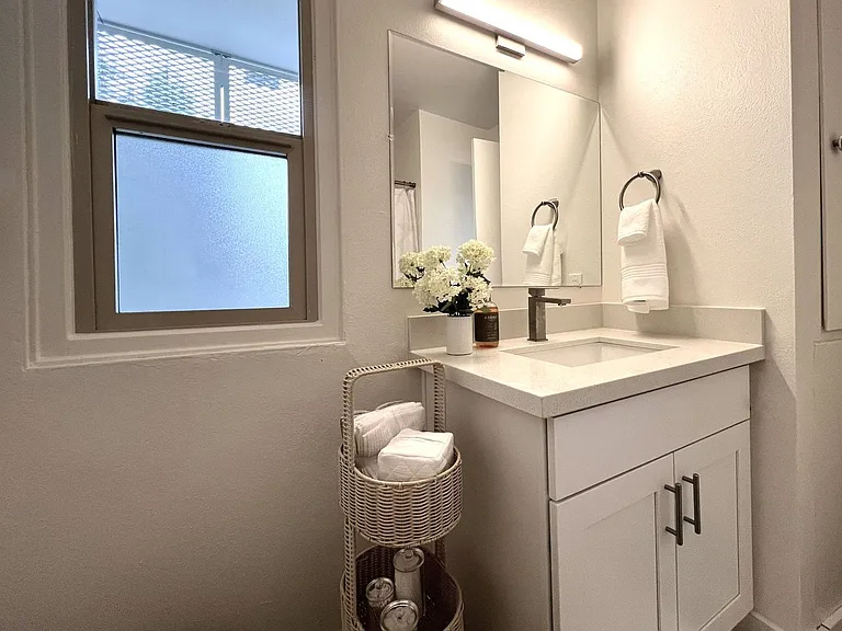 Crescent Apartments — Photo 3