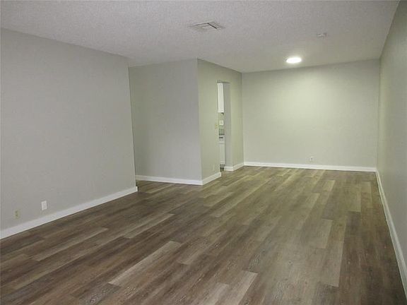 4th image of 4240 Woodside Dr #5