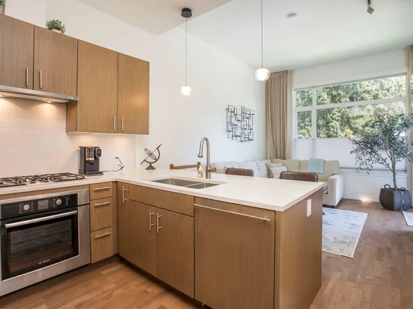 2432 Haywood Ave #300, West Vancouver, BC V7V 1Y1