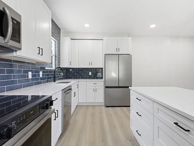 826 E 44th St — Photo 10