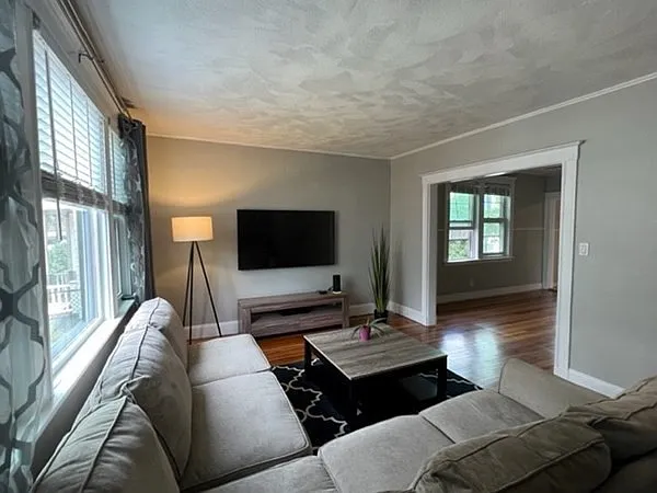 2 bed, 1.0 bath, 895 sqft, $3,500 — Photo 2