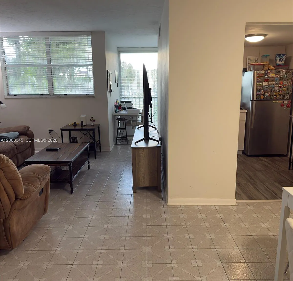 Versaille Gardens I Condo — Photo 1