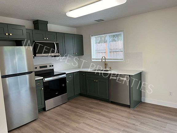 4th image of 4205-4207 SE Madison St #4205