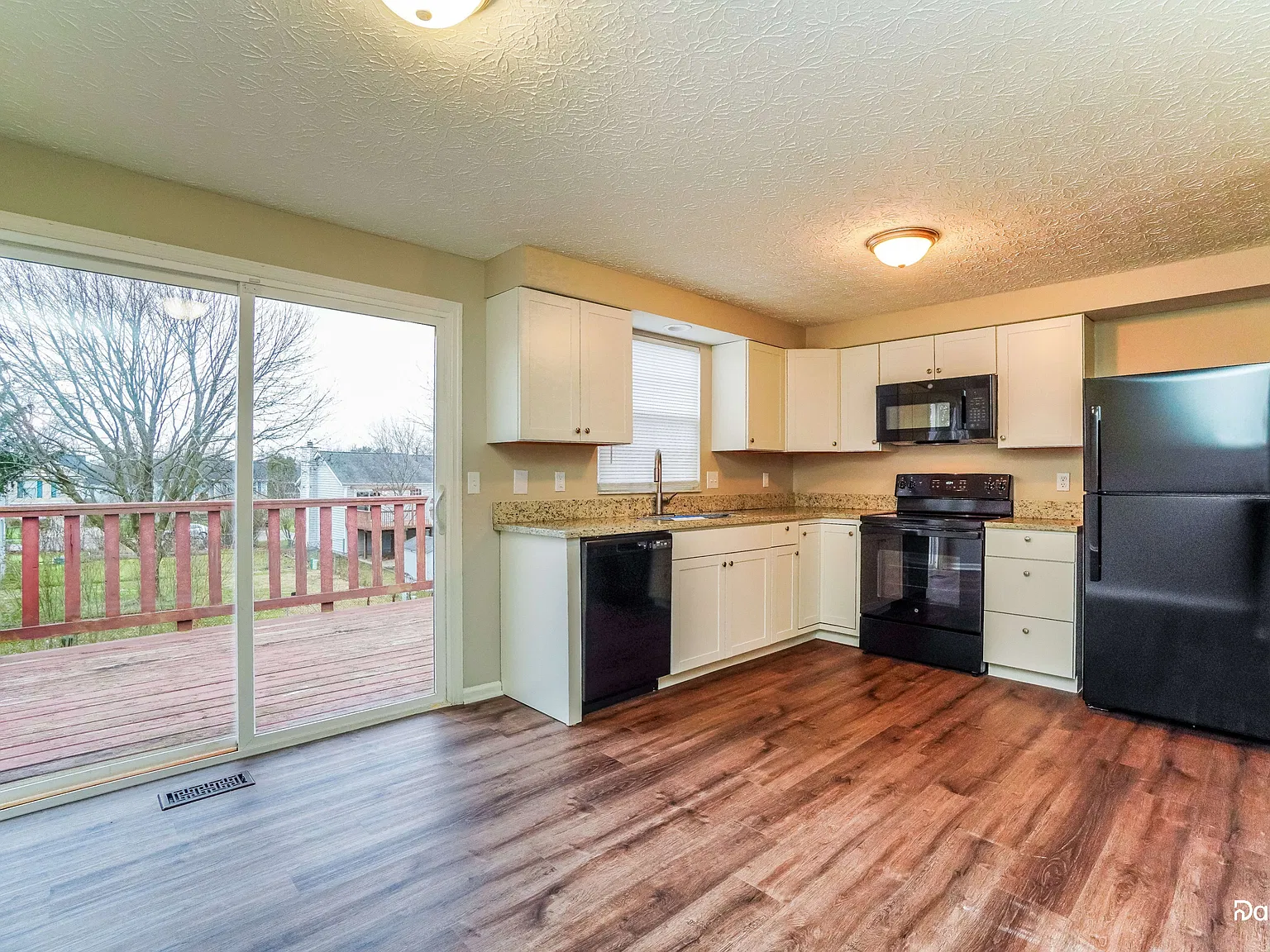 3 bed, 2.0 bath, 1296 sqft, $2,180 — Photo 4