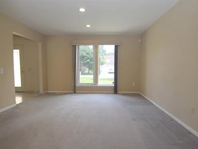 5590 Greenbriar Dr — Photo 9