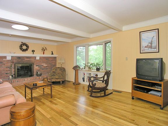 3rd image of 3360 Yellowstone Dr