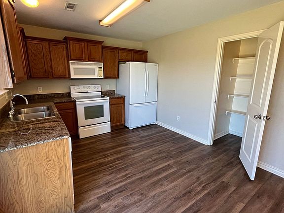 4th image of 561 Tamarron Dr