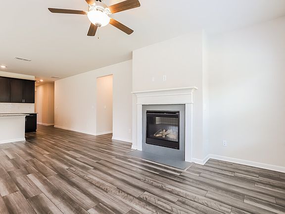 3rd image of 5864 Hackberry Ln