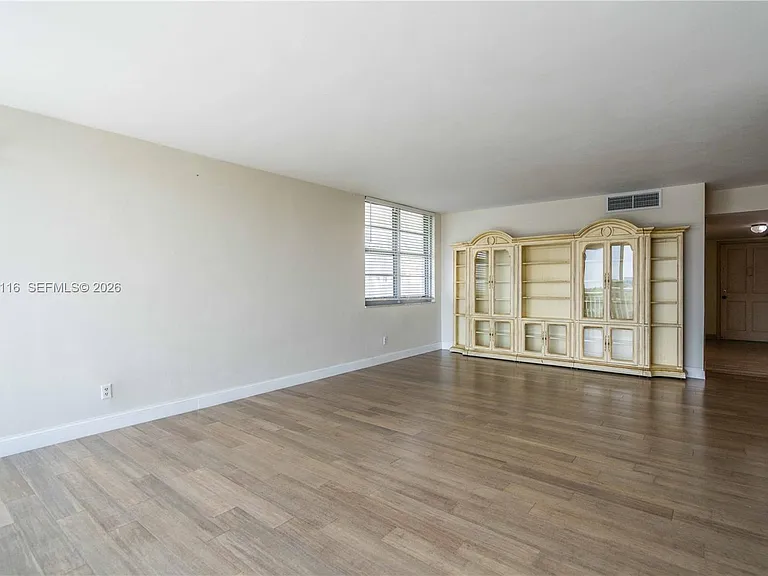 9500 W Bay Harbor Dr #7D — Photo 8