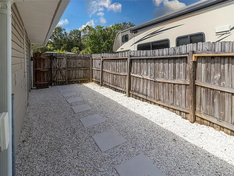 Poplar St — Photo 30