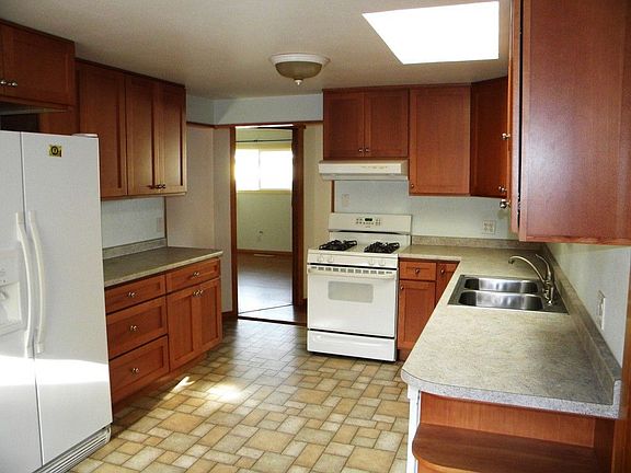 4th image of 333 Milroy St NW