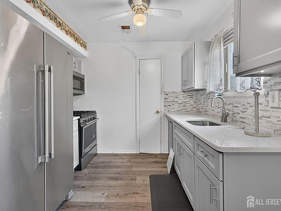 4th image of 809 N Oaks Blvd