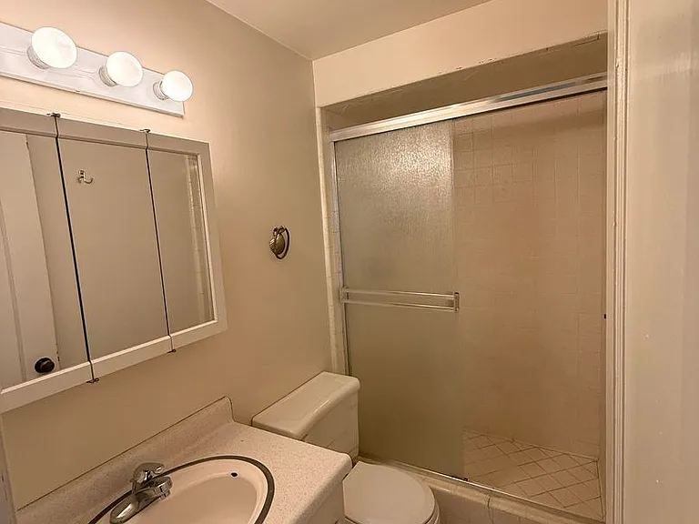 0046 - 1449 Hobart St — Photo 13