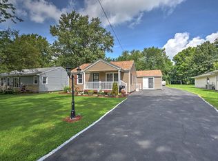 14 Grays Ln, Decatur, IL 62526