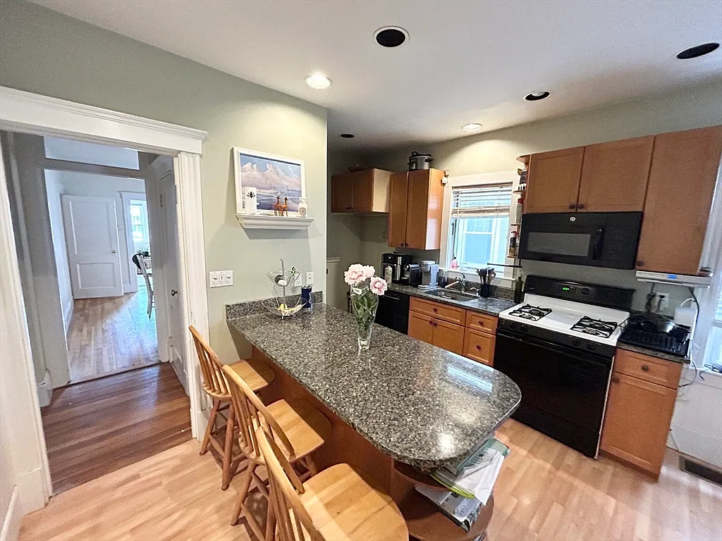 4 bed, 9999 sqft, $5,800 — Photo 2