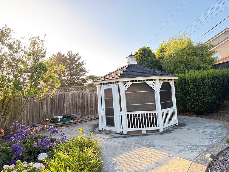 748 Serra Dr — Photo 21