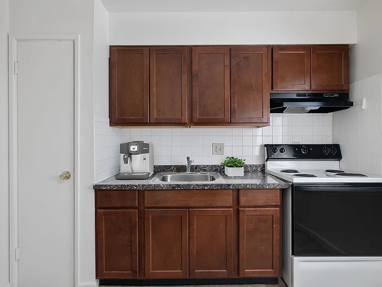 Charbonier Apartments — Photo 9